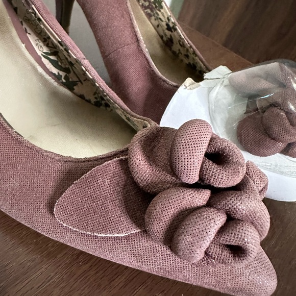 Anne Klein Shoes - Ann Klein Dusty Rose Mauve heels with floral detail. Like NEW never worn.